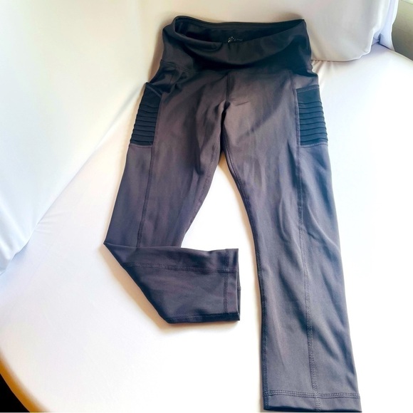 NWOT Athletic Works Women's Gray Stretch Workout Yoga 2/3 Leggings Size Medium - Picture 2 of 10